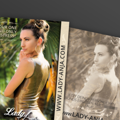 Autogrammkarte Latexkleid Gold