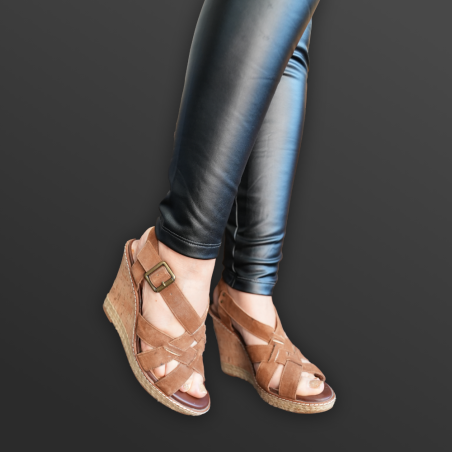 Braune Sandalen mit Keilabsatz