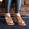 Braune Sandalen mit Keilabsatz