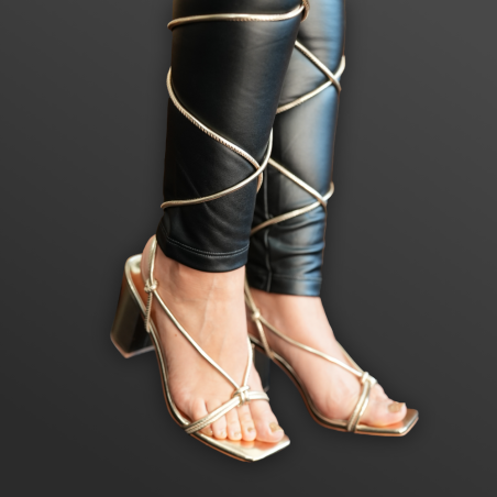 Goldene lace-up Sandalen mit Blockabsatz