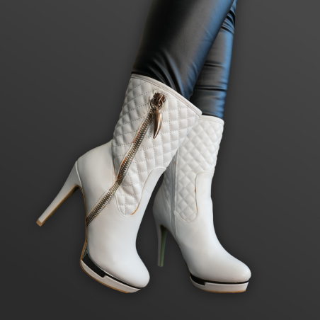 Weiße Halbstiefel mit goldenen Applikationen, Plateau und Pfennigabsätzen