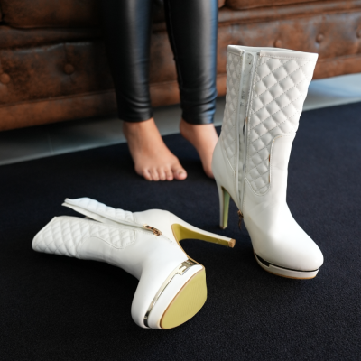 Weiße Halbstiefel mit goldenen Applikationen, Plateau und Pfennigabsätzen