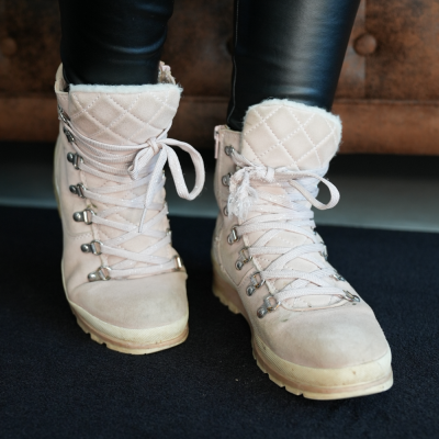 Hautfarbene Winterstiefel aus Wildleder