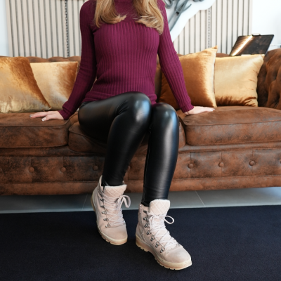 Hautfarbene Winterstiefel aus Wildleder