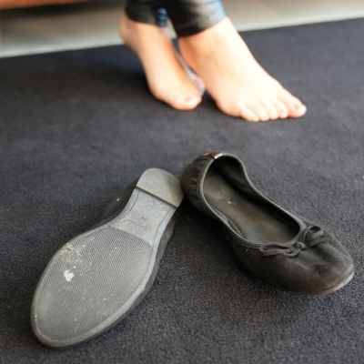 Schwarze Ballerinas in Wildlederoptik der Marke Greatonu