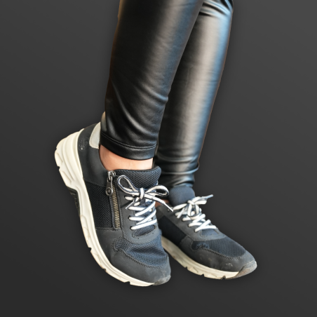 Schwarze Sneaker der Marke Riker