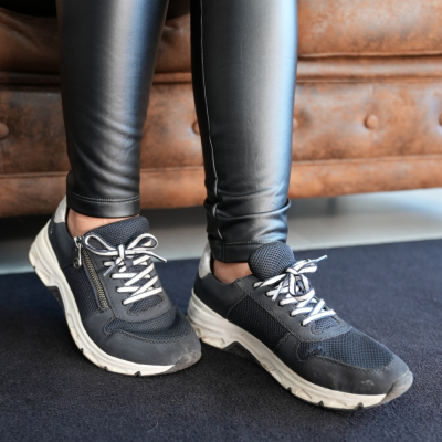 Schwarze Sneaker der Marke Riker