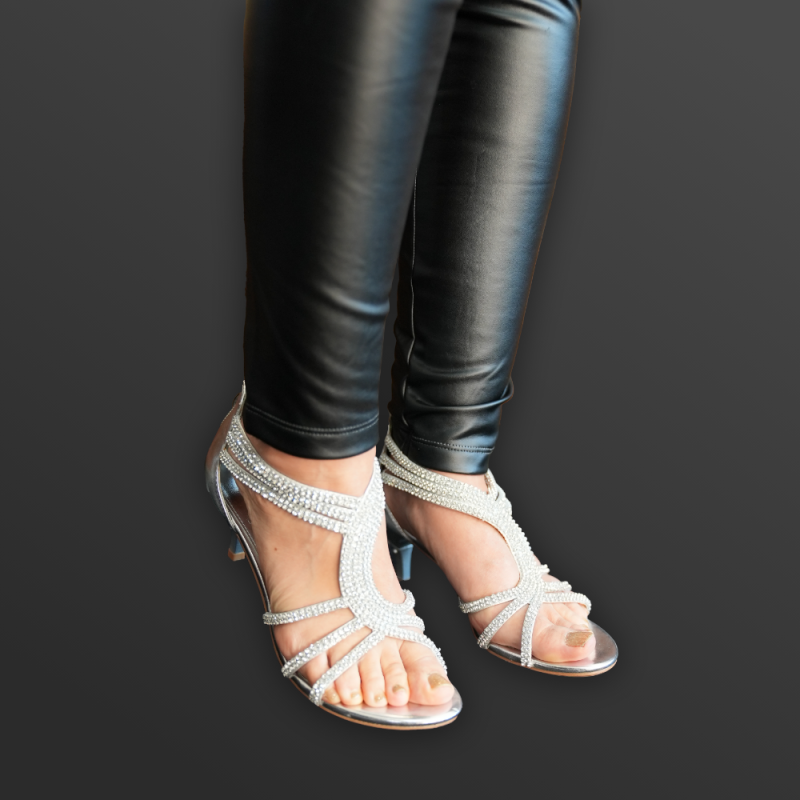 Silberne Strasssandalen der Marke SheSole