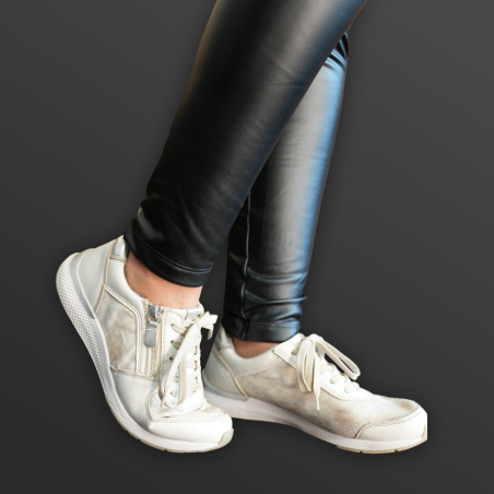 Weiße Sneaker der Marke Bama