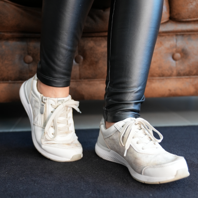 Weiße Sneaker der Marke Bama