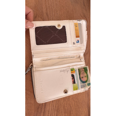 Stark gebrauchter Geldbeutel