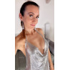 Getragenes silbernes Glitzerkleid