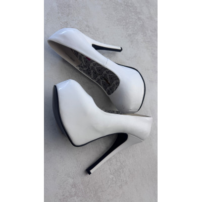 Weiße Bordello Heels aus alten Videotagen