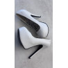 Weiße Bordello Heels aus alten Videotagen