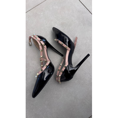 Lack Spangenpumps mit goldenen Nieten
