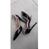 Lack Spangenpumps mit goldenen Nieten