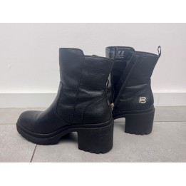 Reservierung für Stiefelvieh: Halbstiefel