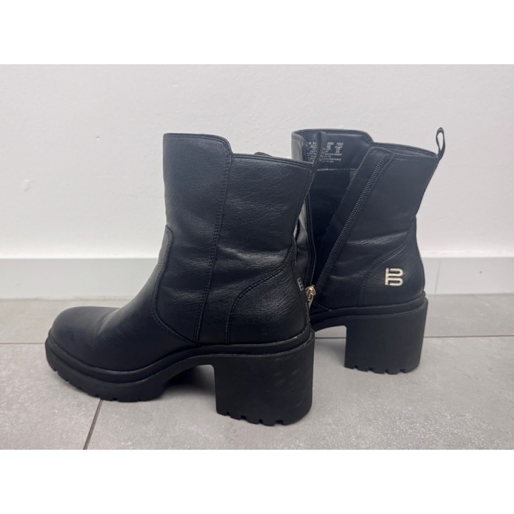 Reservierung für Stiefelvieh: Halbstiefel