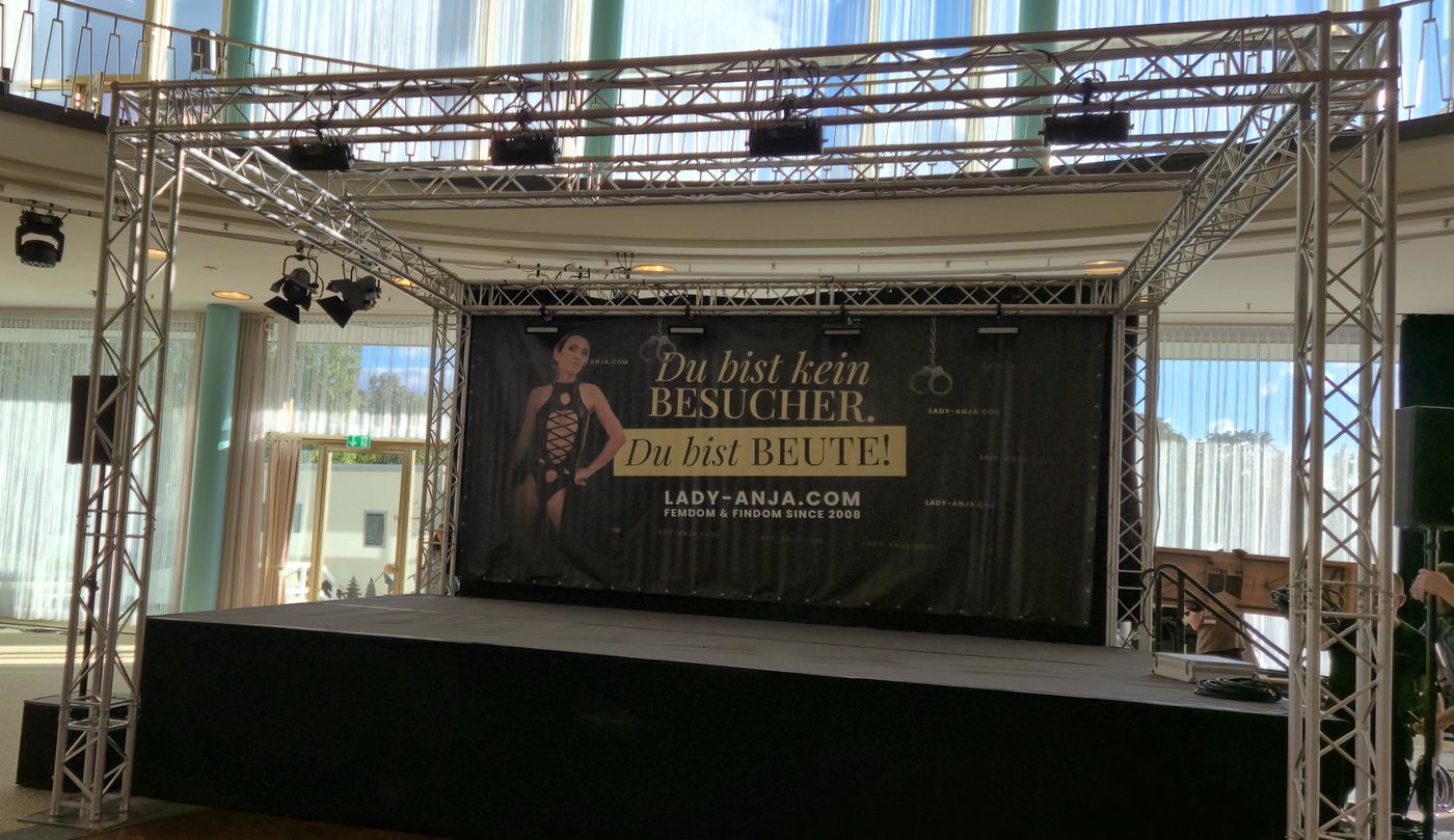 Bühnenbanner: Du bist kein Besucher. Du bist Beute!